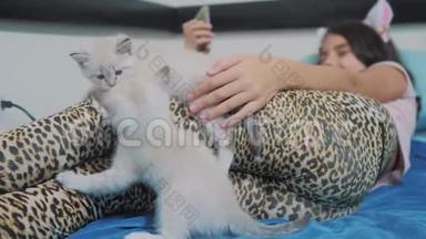 <strong>搞笑视频</strong>两只小猫在躺在床上的小女孩身上玩.. 2.两只小猫的爪子挨着一只